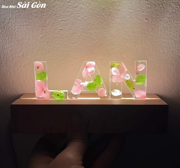 Quà tặng đèn chữ đế gỗ - Mã: 13